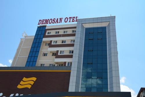 Un bâtiment avec un panneau en haut dans l'établissement Demosan City Hotel, à Konya