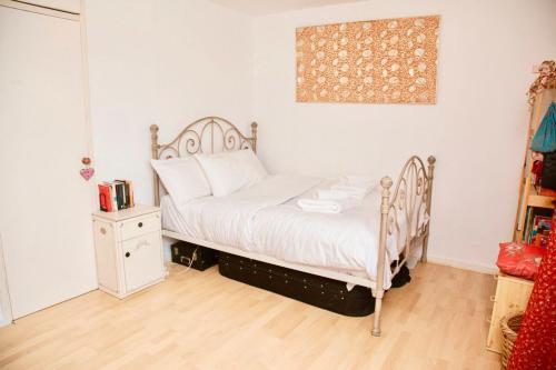 Ένα ή περισσότερα κρεβάτια σε δωμάτιο στο Lovely 2 Bedroom Apartment with Balcony and Sea views