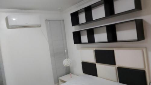 a bedroom with a black and white checkered wall at Kit no Lago Norte CA 02 in Brasília