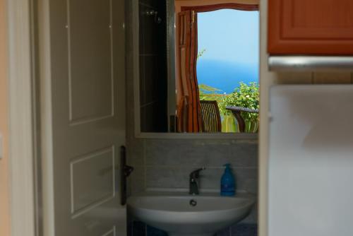 A bathroom at Irida