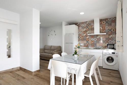 a kitchen and dining room with a table and chairs at Casa Manoli in Hozanejos