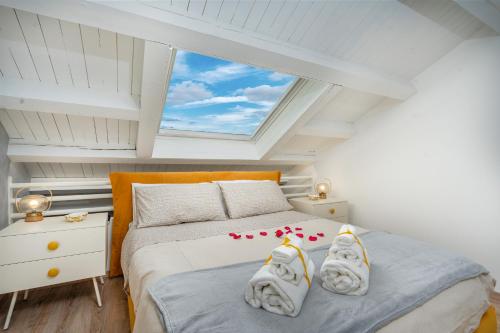 ein Schlafzimmer mit einem Bett mit zwei Handtüchern darauf in der Unterkunft OTTO HOUSE - Castello di Udine Cozy Flat in Udine