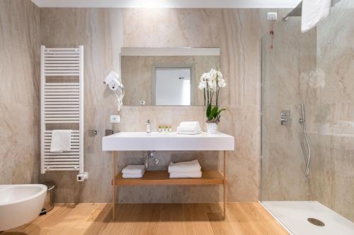 a bathroom with a sink and a shower at Borgo di Drugolo in Lonato del Garda