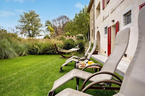 a group of chairs sitting on a lawn at Borgo di Drugolo in Lonato del Garda