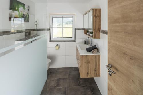 Bilik mandi di Appartements HOAMATGFÜHL