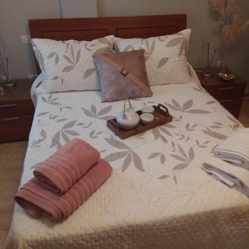 un letto con due asciugamani e due candele sopra di Rinconcito de Diana a Vecindario