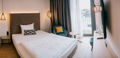 Postel nebo postele na pokoji v ubytování LOOM Hotel & Skybar