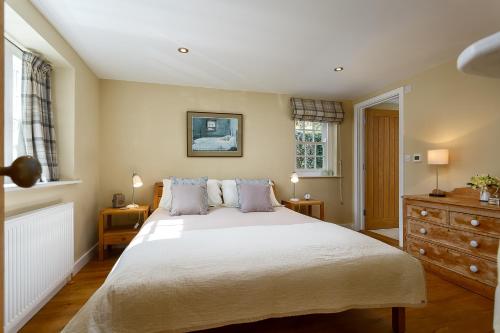 Postel nebo postele na pokoji v ubytování The Home Barn at Cornish Barn Holidays