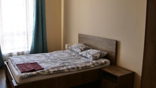 małe łóżko w pokoju z oknem w obiekcie ESEN Apartamenty Nowy Świat w mieście Białystok