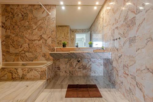 A bathroom at Stunning sea and mountains views close to the beach !