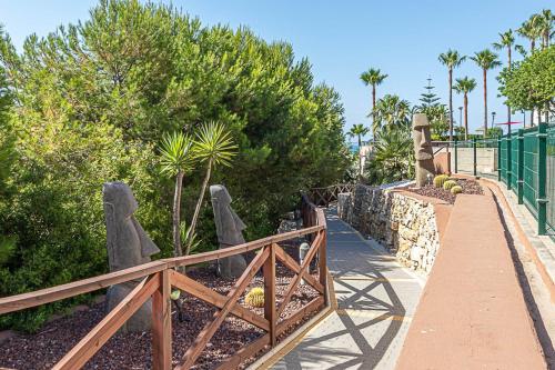 Stunning sea and mountains views close to the beach !