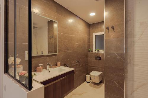 un baño con lavabo e inodoro en Exclusive Luxury Property, en Alicante