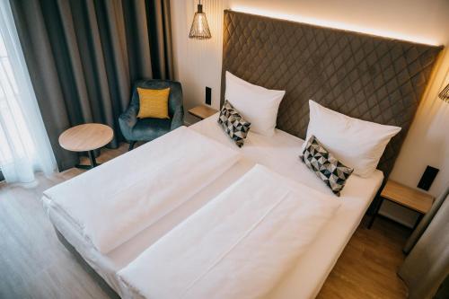 Postel nebo postele na pokoji v ubytování LOOM Hotel & Skybar