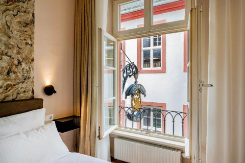 Schlafzimmer mit einem Bett und einem Fenster in der Unterkunft Hof Ehrenfels in Mainz