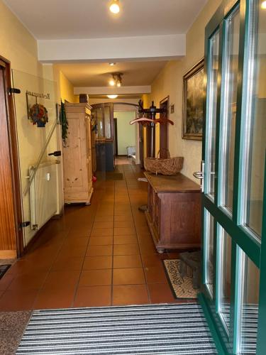 a hallway with a tile floor and an open door at Deutsche Eiche Hotel & Restaurant in Dassel