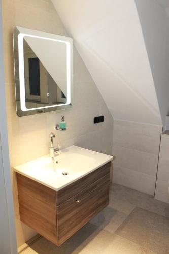 a bathroom with a sink and a mirror at Ferienwohnung Weserbergland in Hessisch Oldendorf