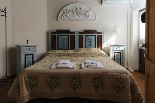 una camera da letto con un letto e due asciugamani di Albergo Diffuso Polcenigo Ciasa VeS a Polcenigo