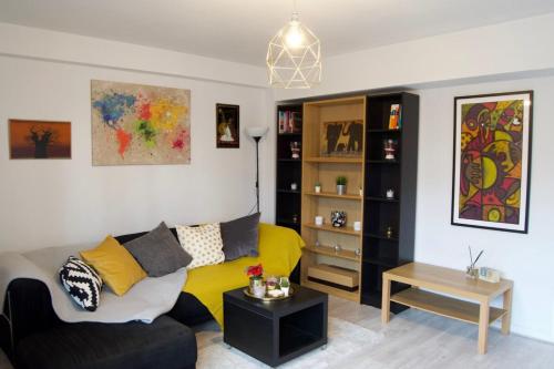 un soggiorno con divano e tavolo di Modern 1 Bedroom in Shadwell with Balcony a Londra