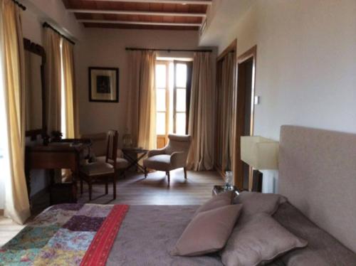 a bedroom with a bed and a desk and a piano at Villa Luz Casa Valenciana in Alzira
