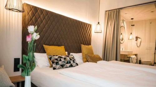Postel nebo postele na pokoji v ubytování LOOM Hotel & Skybar