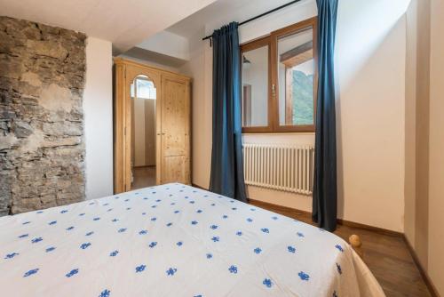 sypialnia z łóżkiem i oknem w obiekcie Agriturismo Al Gallo Nero La Torre w mieście Tenno