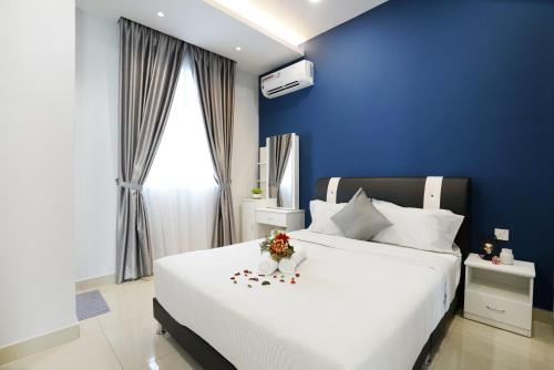 מיטה או מיטות בחדר ב-Desaru KTV Classical Elegant Style by Joyfully 2M2