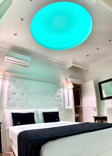un frisbee blu appeso al soffitto di una camera da letto di Tito Suite a Roma