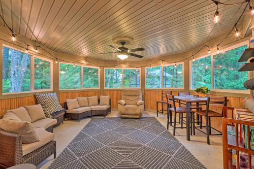 Ruang duduk di Peaceful Forest Retreat by Mt Baker Slopes!
