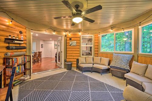 Ruang duduk di Peaceful Forest Retreat by Mt Baker Slopes!