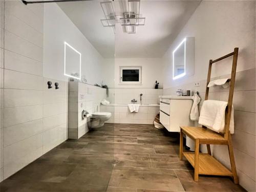 une salle de bains avec toilettes et lavabo dans l'établissement Ferienwohnung am Park, à Badenweiler