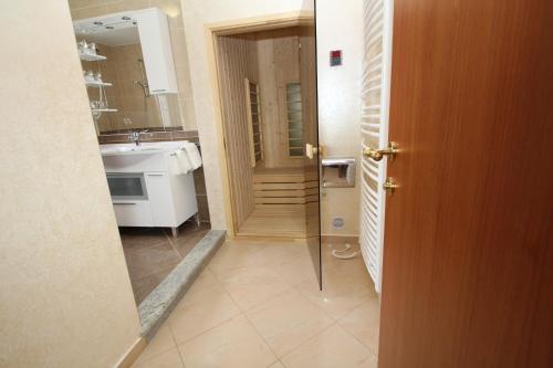 Kylpyhuone majoituspaikassa Hotel Trogir Palace