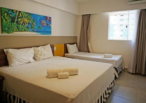 two beds in a hotel room with at Apartamento Olímpia Resort in Olímpia