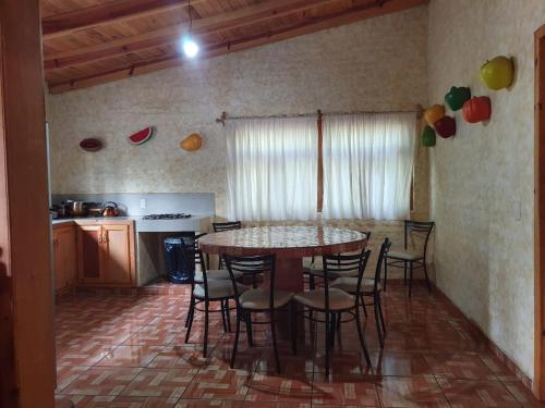 a kitchen with a table and chairs in a room at Cabañas RuizSeñor in Mazamitla