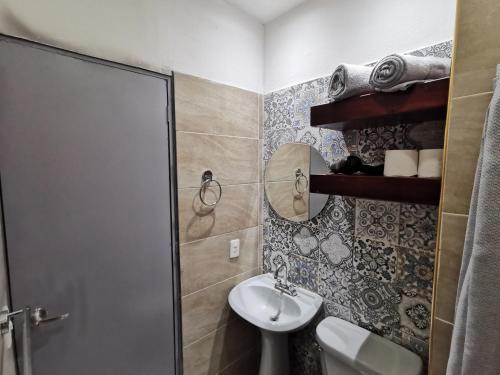 グアダラハラにあるAcogedor estudio Cerca de Chapultepec y Consuladoの洗面台、トイレ、シャワー付きのバスルーム