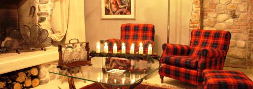 a living room with two chairs and a table with candles at Casa Di Campagna Castello B&B in Sarcedo