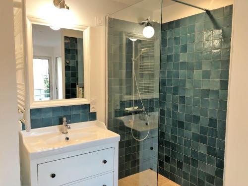 une salle de bain avec un lavabo et une douche dans l'établissement LOUISIANE T2 moderne proche plage parking wifi, à Arcachon