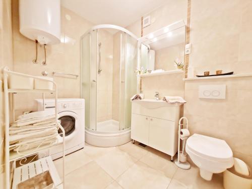 łazienka z pralką i prysznicem w obiekcie Beach Apartment Ivana w Omišu