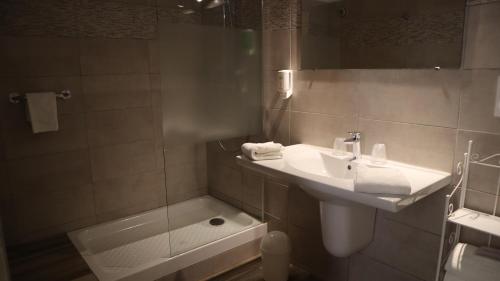 Vonios kambarys apgyvendinimo įstaigoje Hotel Du Forum