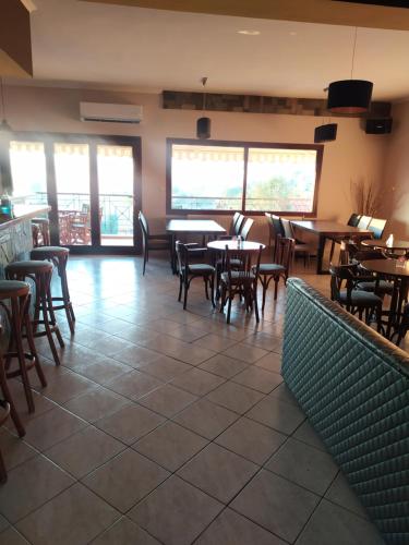 a restaurant with tables and chairs in a room at SmallHotel - Vevi in Vévi