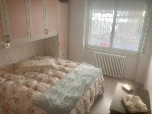 Un dormitorio con una cama y una ventana y una mesa. en Casavacanze Marie, en Pescara