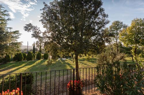 a fence with a tree in a park at Agriturismo Sasso Rosso in Capodacqua