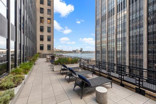 En balkon eller terrasse på Placemakr Wall Street