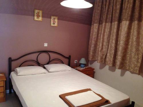 a bedroom with a bed with a wooden head board at Villa Sophia in Ofrínion