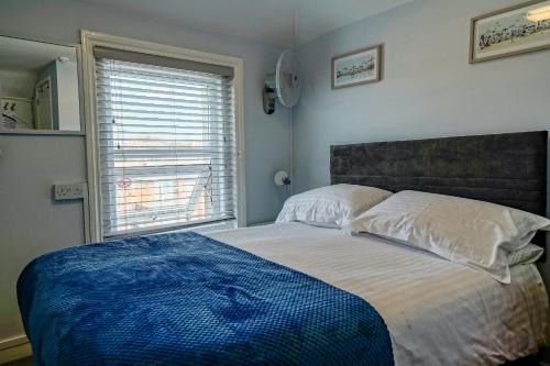 Un dormitorio con una cama grande y una ventana en Southville Guest House en Weymouth