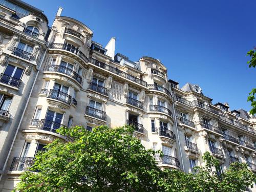 Outstanding 2 bedrooms with a terrific Eiffel Tower view