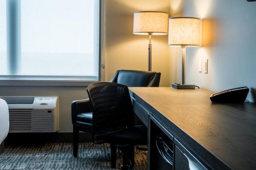 Бизнес-центр и/или конференц-зал в Amsterdam Inn & Suites, Ascend Hotel Collection