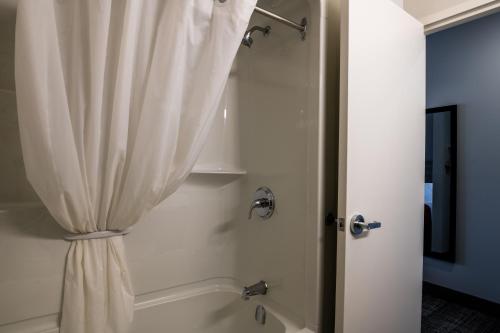 Ванная комната в Amsterdam Inn & Suites, Ascend Hotel Collection