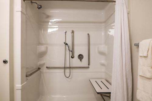 Ванная комната в Amsterdam Inn & Suites, Ascend Hotel Collection