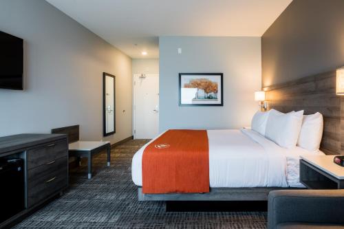 En eller flere senge i et værelse på Amsterdam Inn & Suites Florenceville