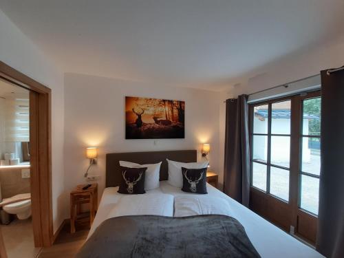 A bed or beds in a room at Hochalmbahnen Chalets Rauris 1-09 WE1, Maislaufeldweg 1i EG
